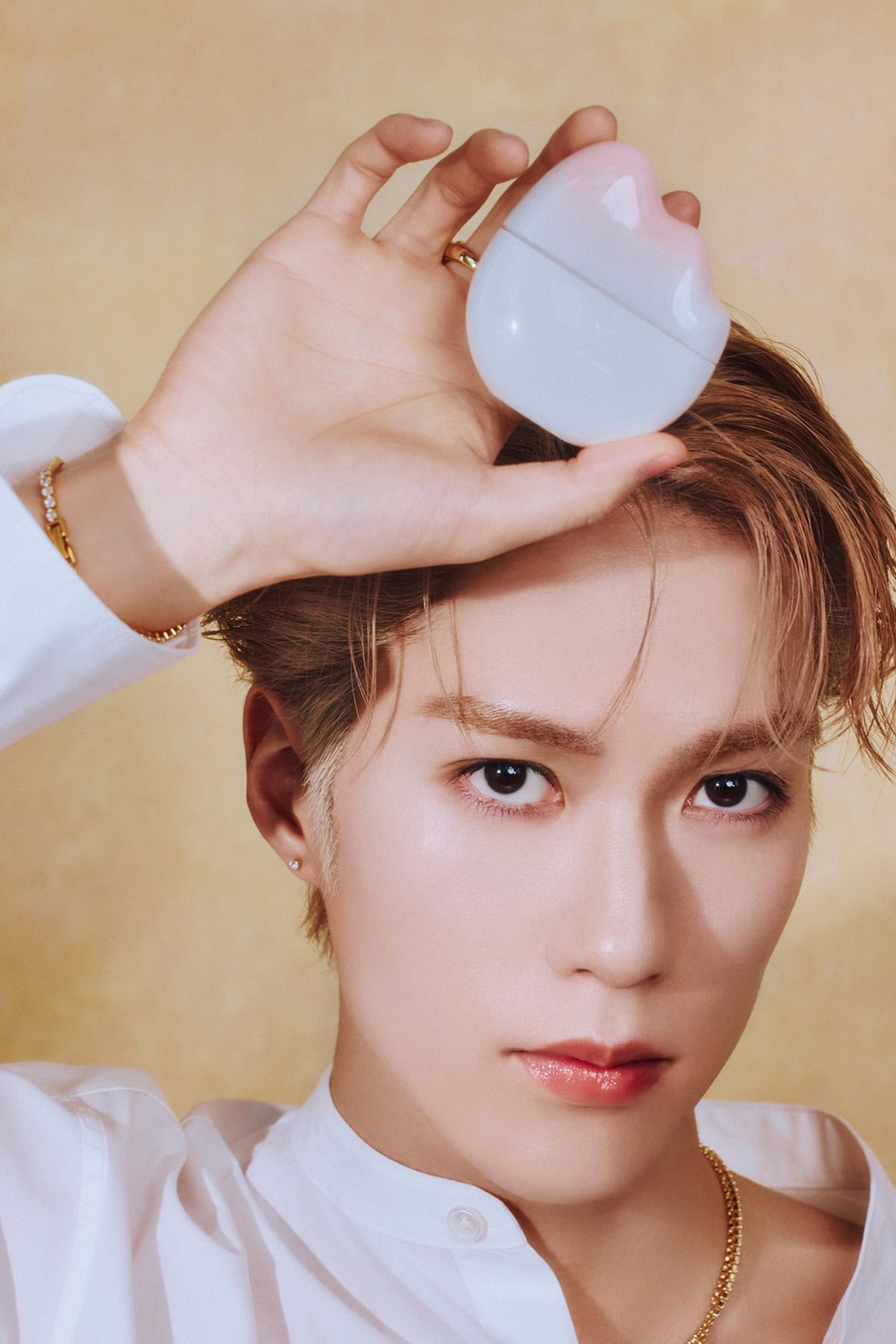 パーセントレシピの新商品「トーンアップ UVセラム」を手にもってポーズをとるザ・ランページの藤原樹さん