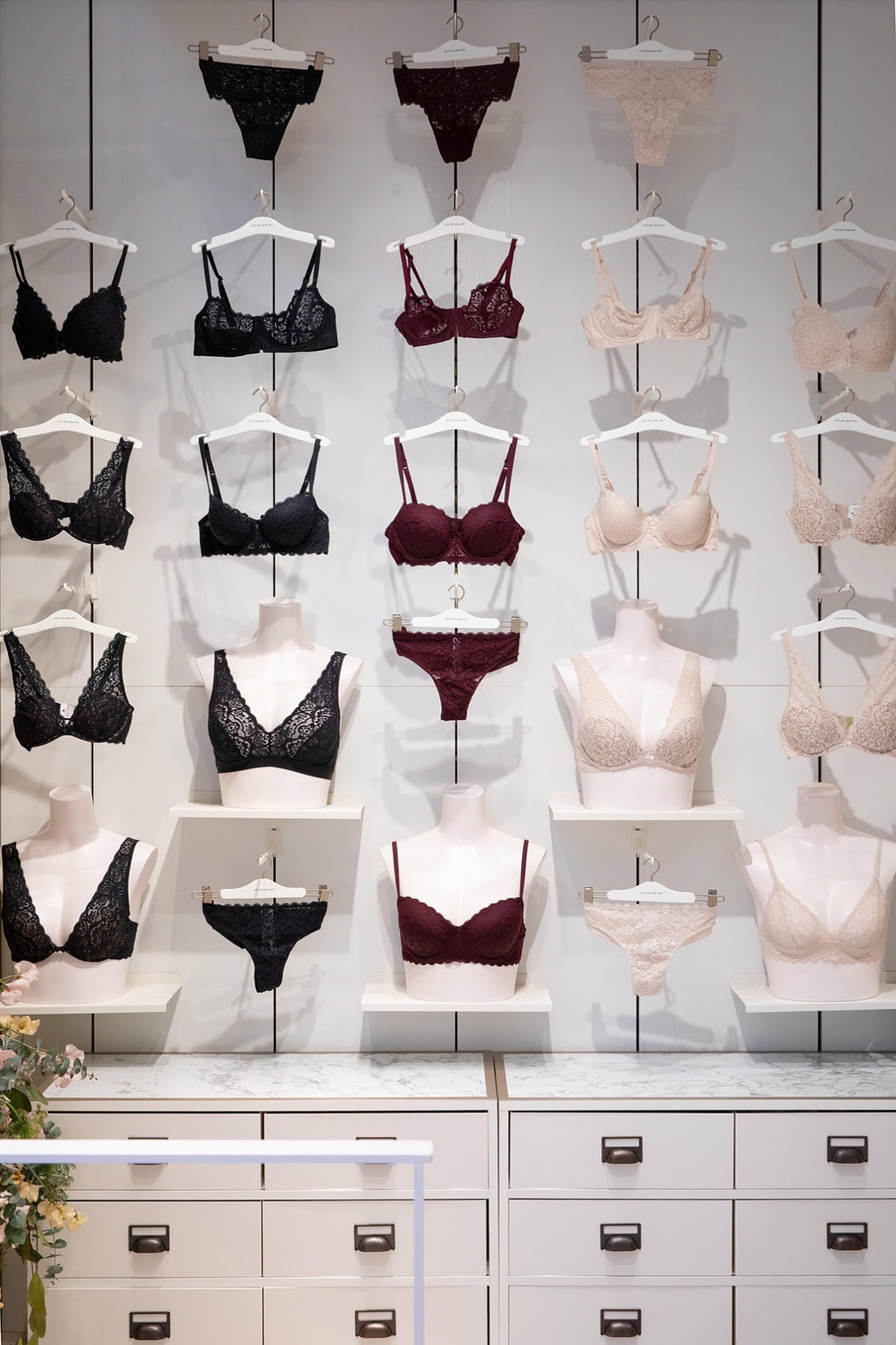 インティミッシミ青山旗艦店に陳列されたランジェリーやショーツ