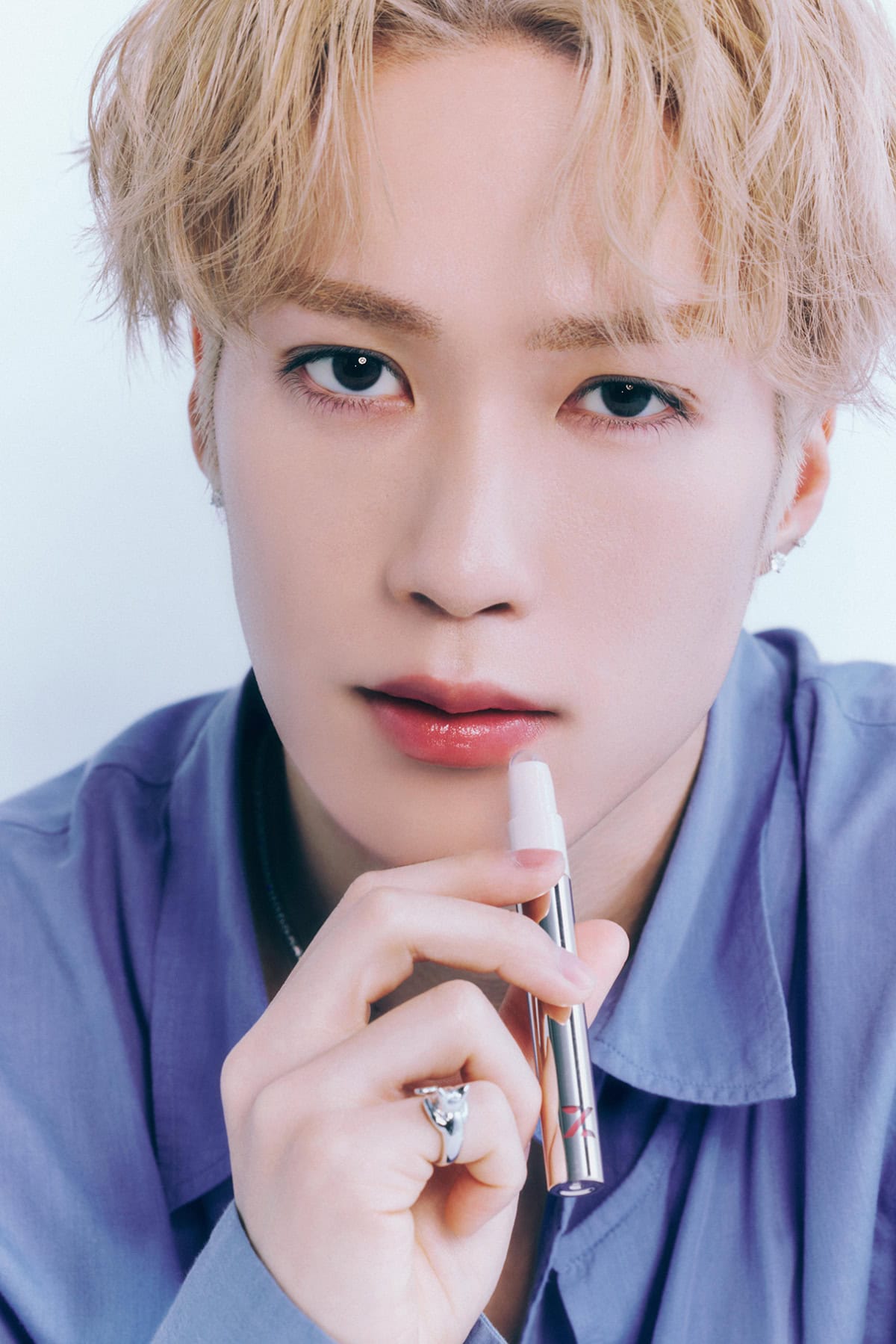 パーセントレシピの新商品「ヴェールドロップグロウティント」を手に持ってポーズをとるザ・ランページの藤原樹さん