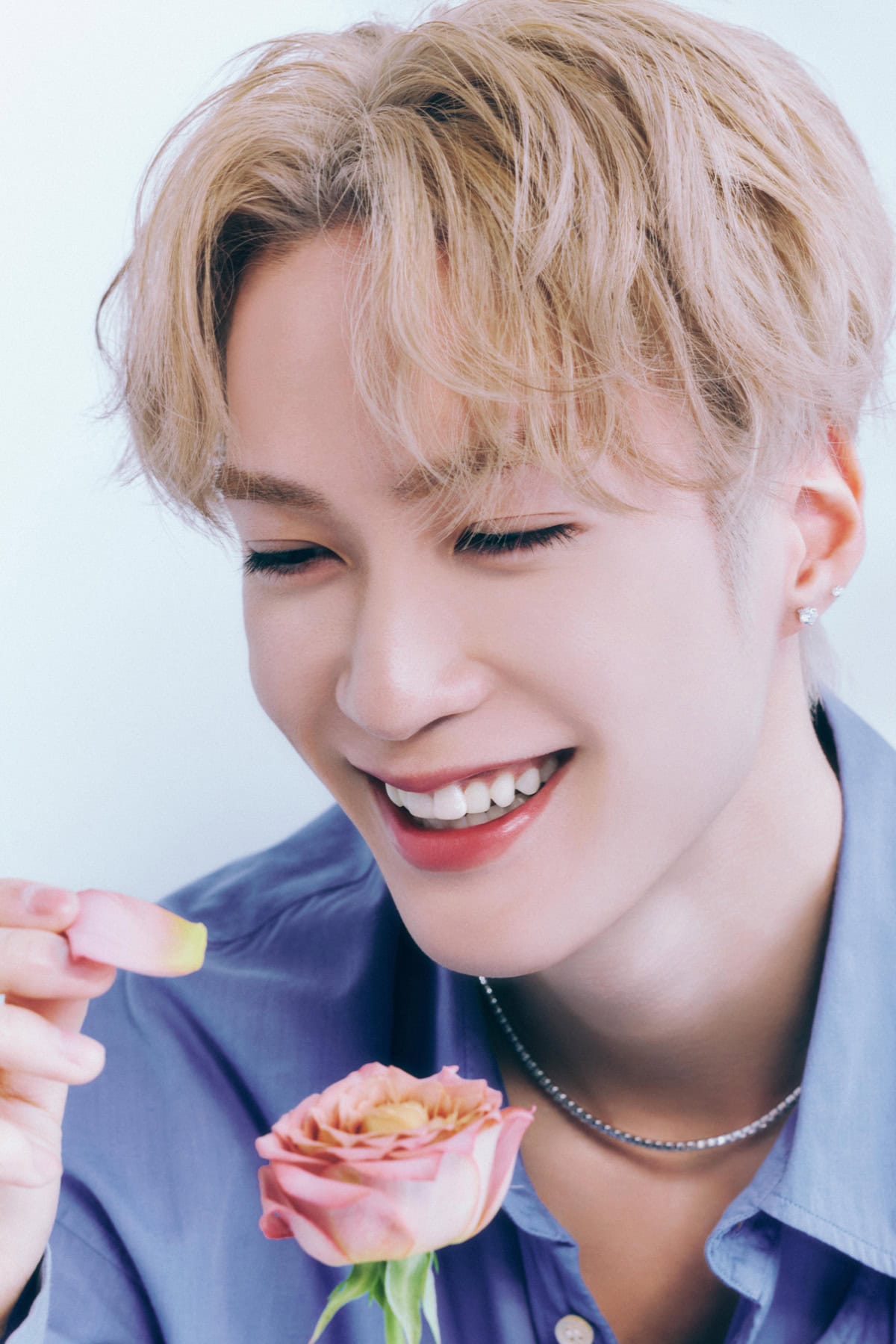 パーセントレシピの新商品「ヴェールドロップグロウティント」でメイクし笑顔のザ・ランページの藤原樹さん