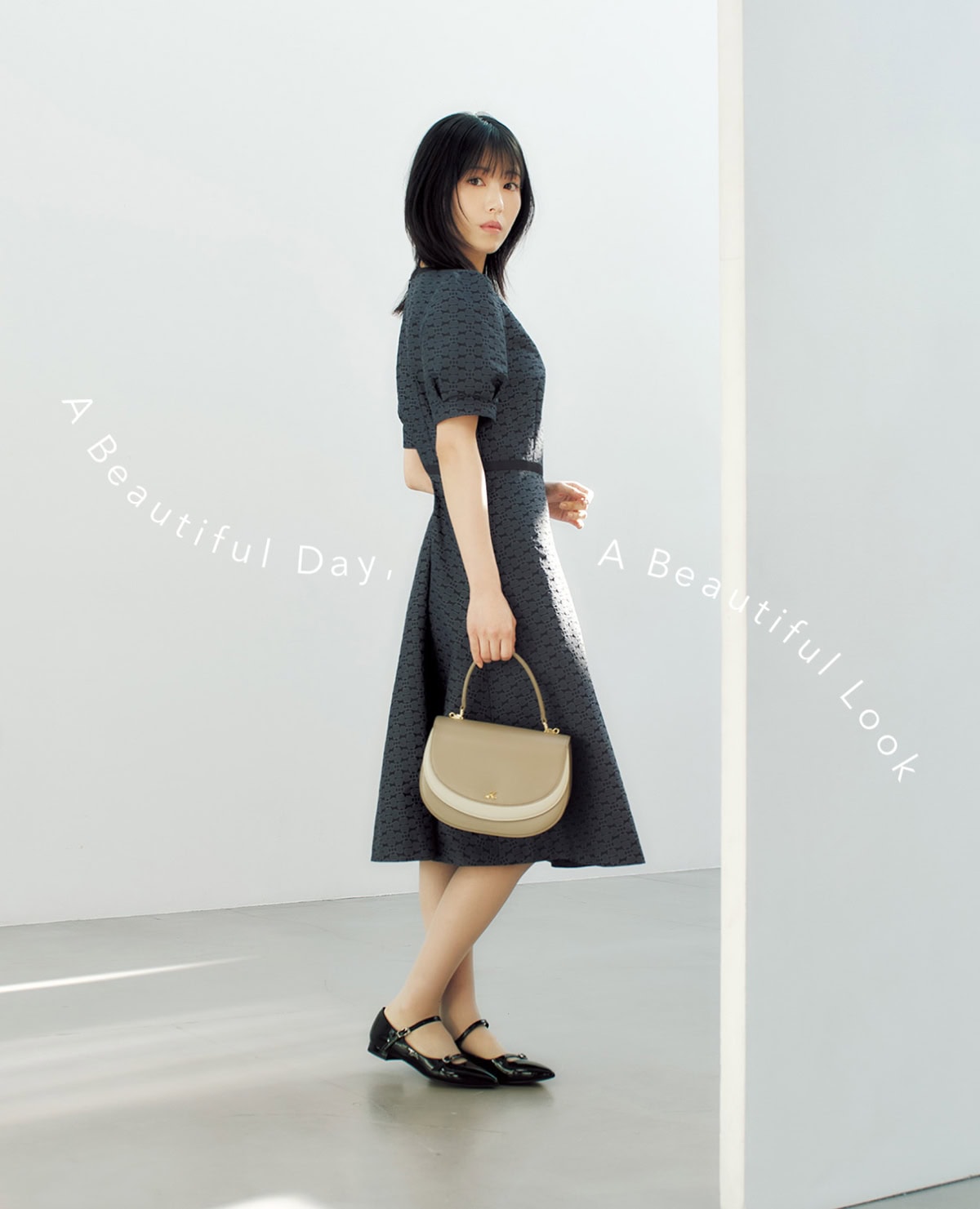 浜辺美波さんがキタムラのハンドバッグとジャカードドレスを着用し振り向くカット