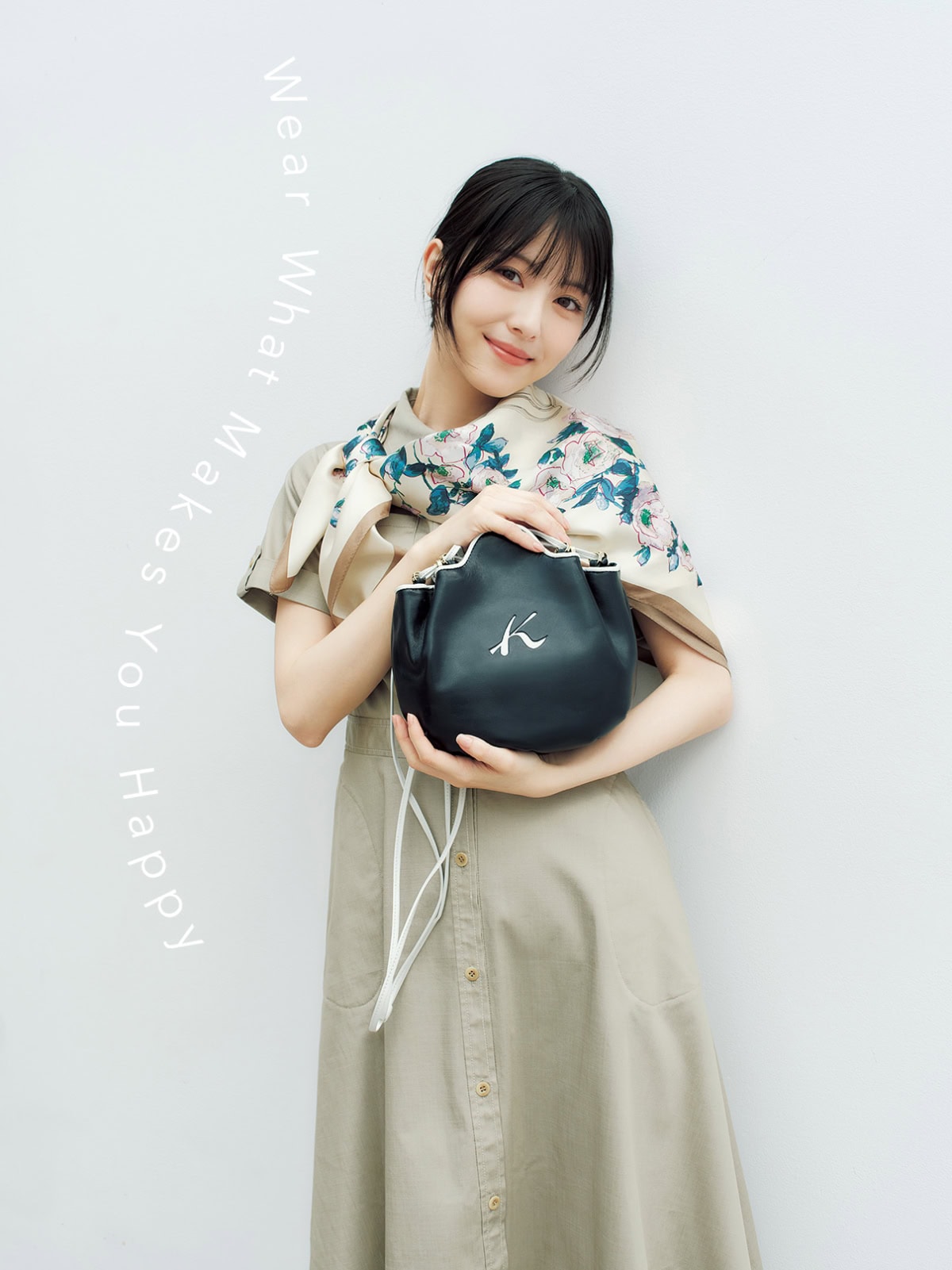 浜辺美波さんがキタムラのロゴバッグを持ち、ワンピースに花柄のスカーフを着用したカット