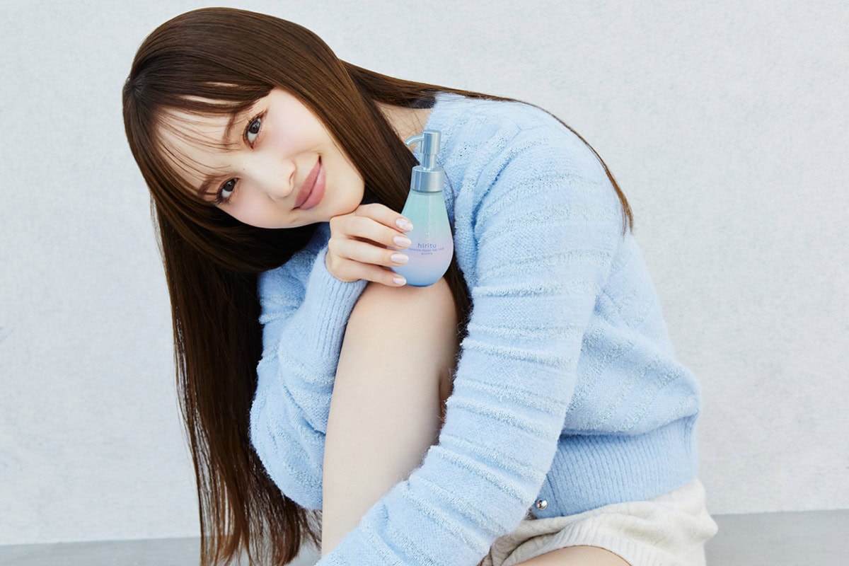 hirituのヘアケアアイテム「ヘアミルク」を手に持ちポーズをとる百田夏菜子さん