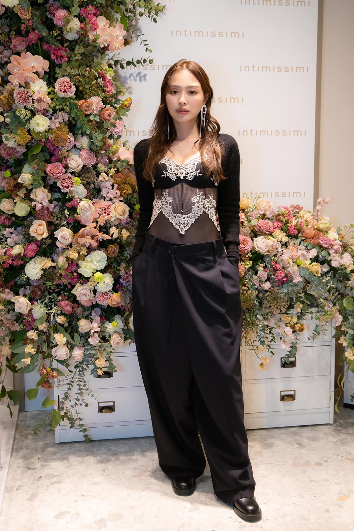 インティミッシミのPretty Flowers チュール&レース ボディスーツを着用しポーズをとる内田理央さん