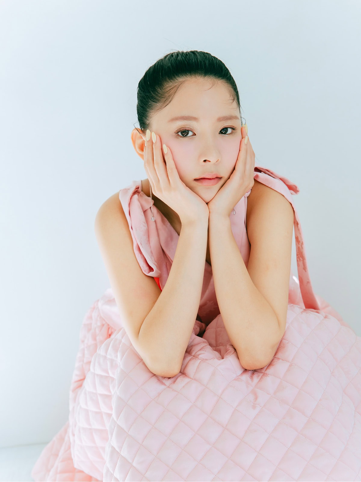 モデルのミチさんがFujikoの新作チーク(沼らせピンク)でメイクしポーズをとるカット