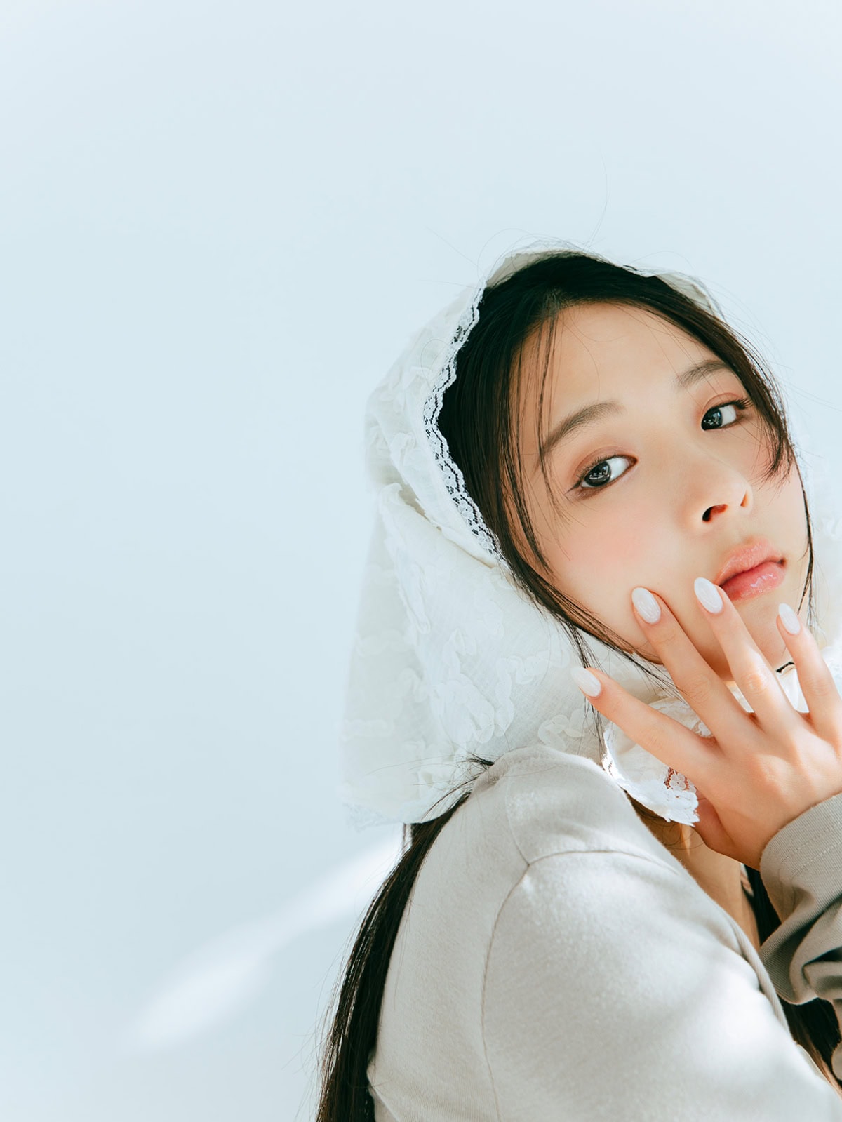 モデルのミチさんがFujikoの新作チーク(売れっ子ピーチ)でメイクしポーズをとるカット