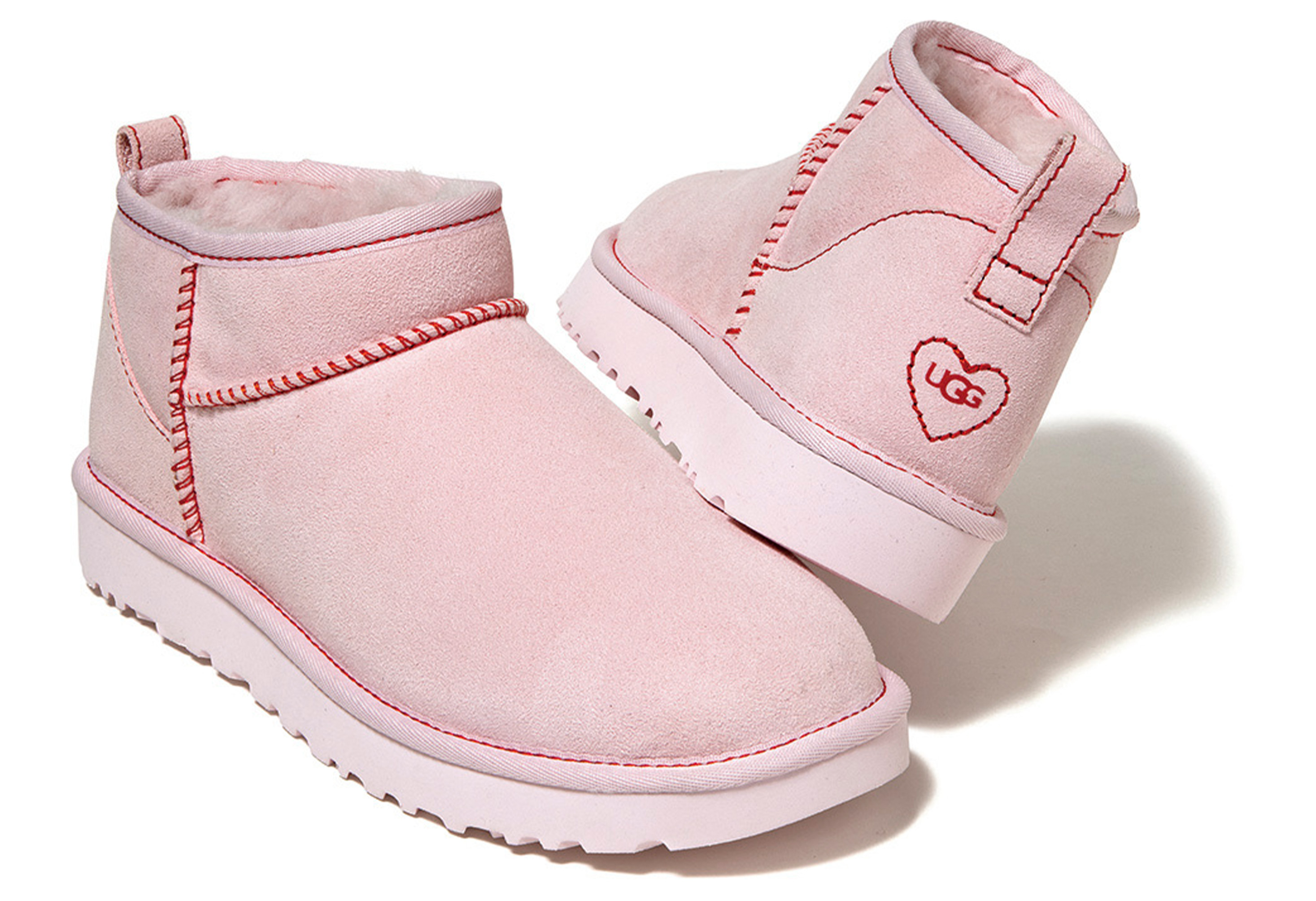 アグ®の、パステルピンクのショートムートンブーツ