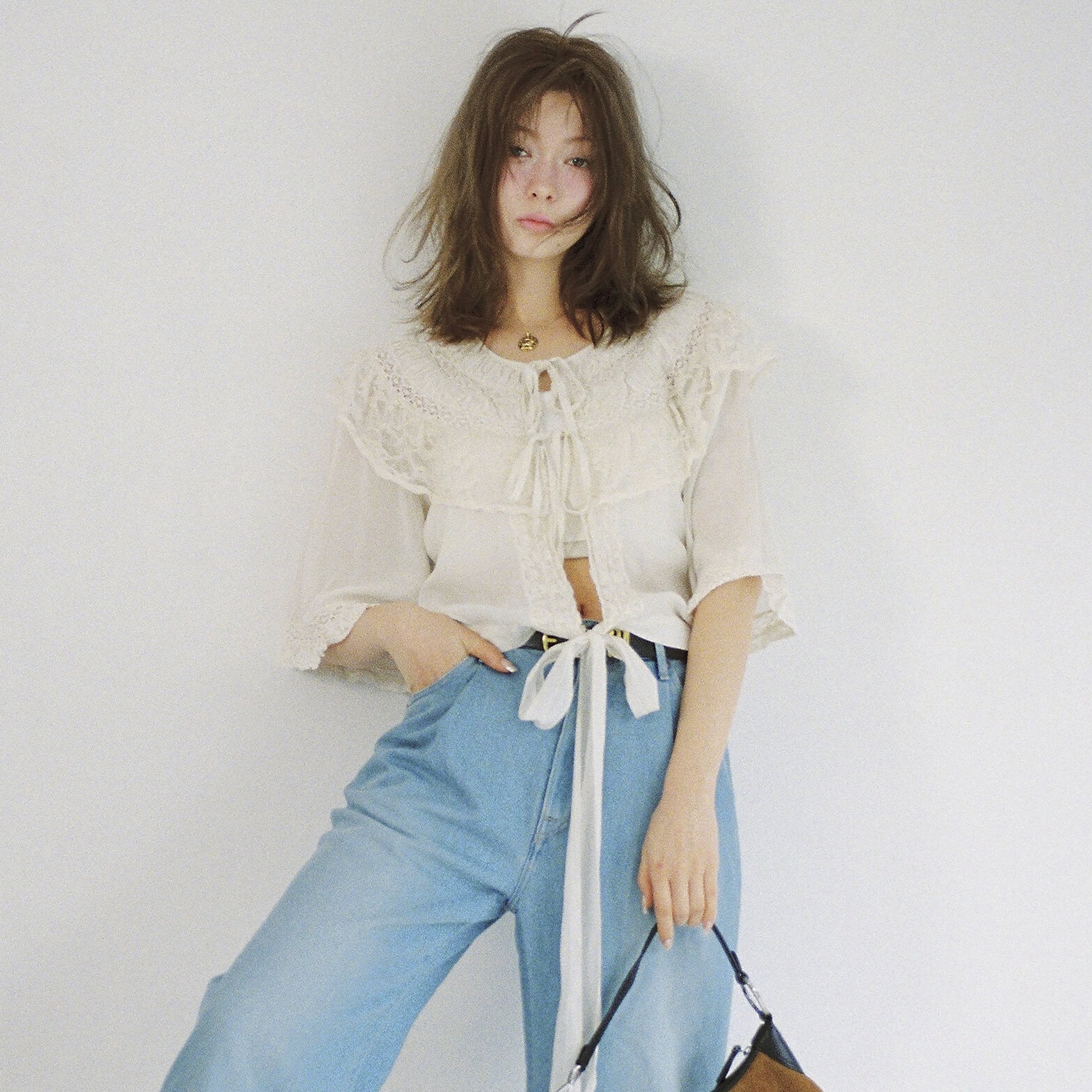 白ブラウス×デニムで“ヘルシー肌見せ”♡ ジェーン・バーキンがお手本の「大人フレンチコーデ」