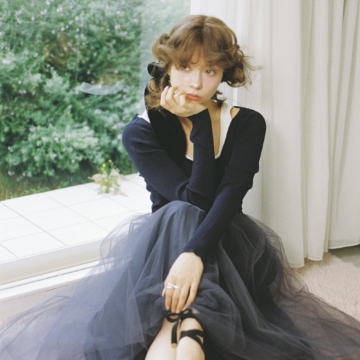 黒より上品に見える!? “ネイビー”が主役♡ 大人のワントーンマリンコーデ