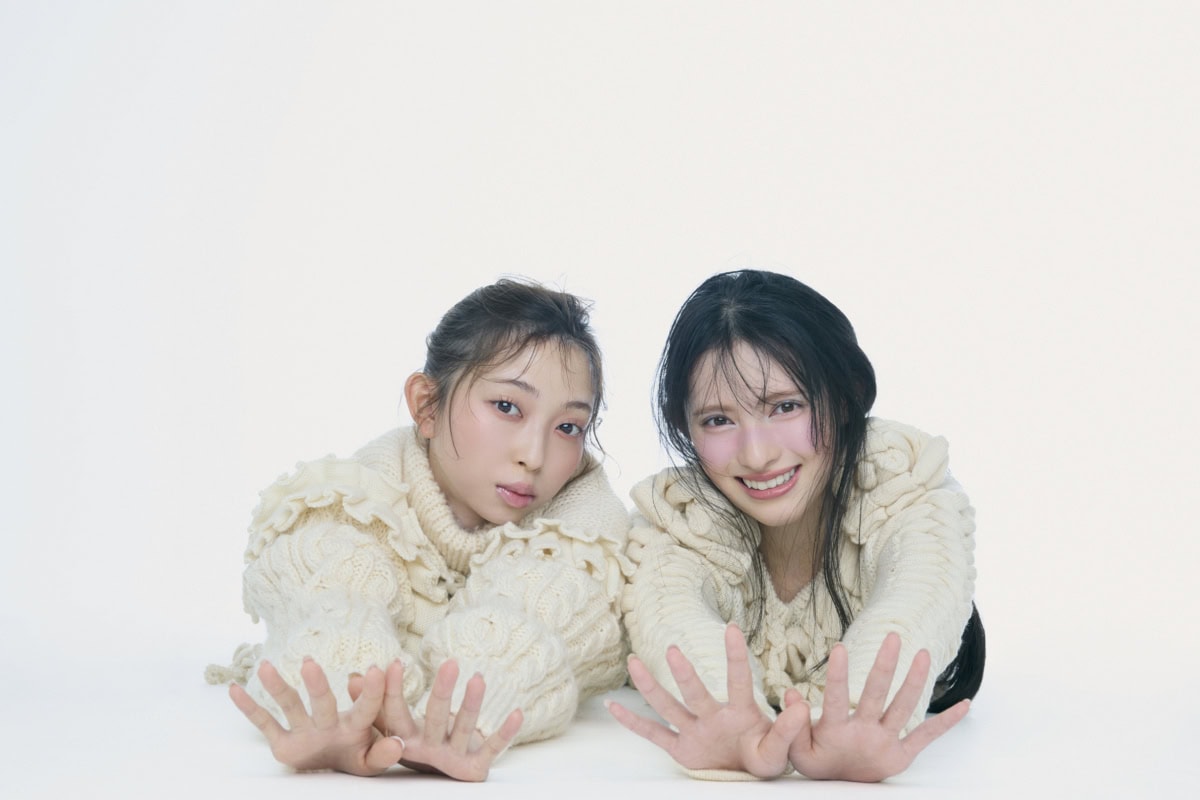 菅田愛貴と辻野かなみが並んで笑顔を見せるカット。引き算メイクと崩れない“アイドル肌”をテーマにした2026春メイクビジュアル。