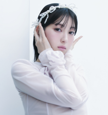 【浜辺美波】春の光を味方につけて。透明感が加速する「無垢なガーリー」の魔法