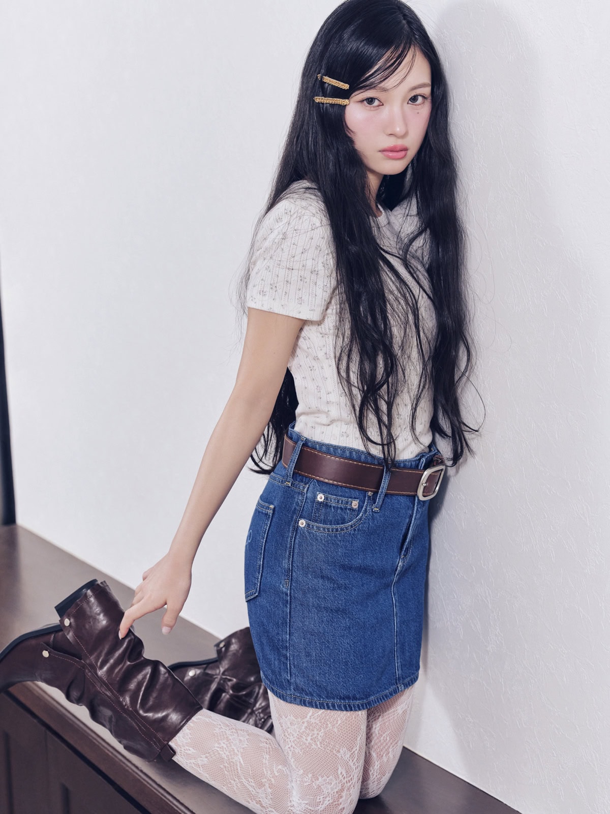 ミニスカート、花柄トップス、レースで韓国ギャル感を演出した2026年春の最旬スタイリング。