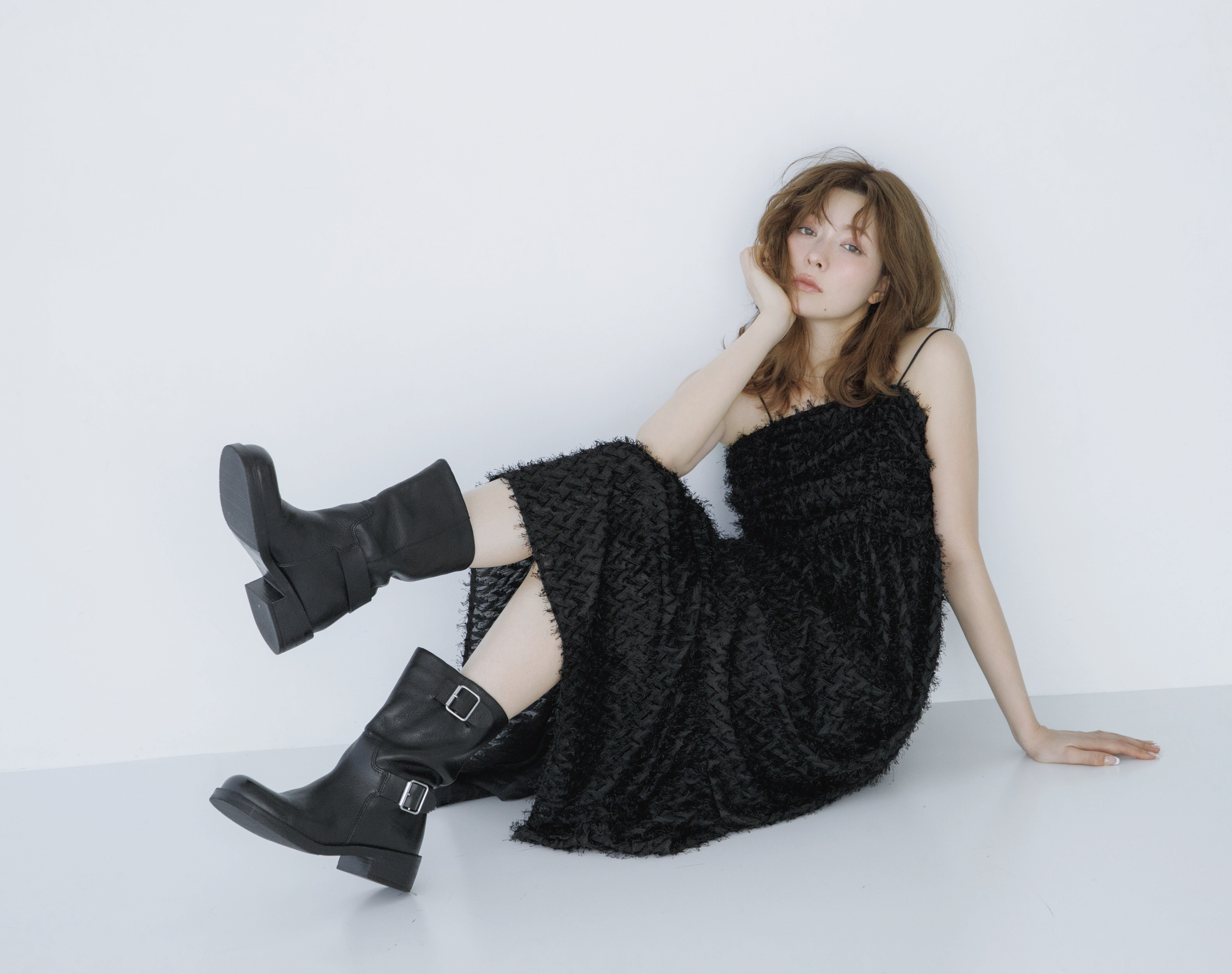 タイニーエデンのギャザーフリンジキャミソールワンピース（ブラック）を着用したモデル画像。