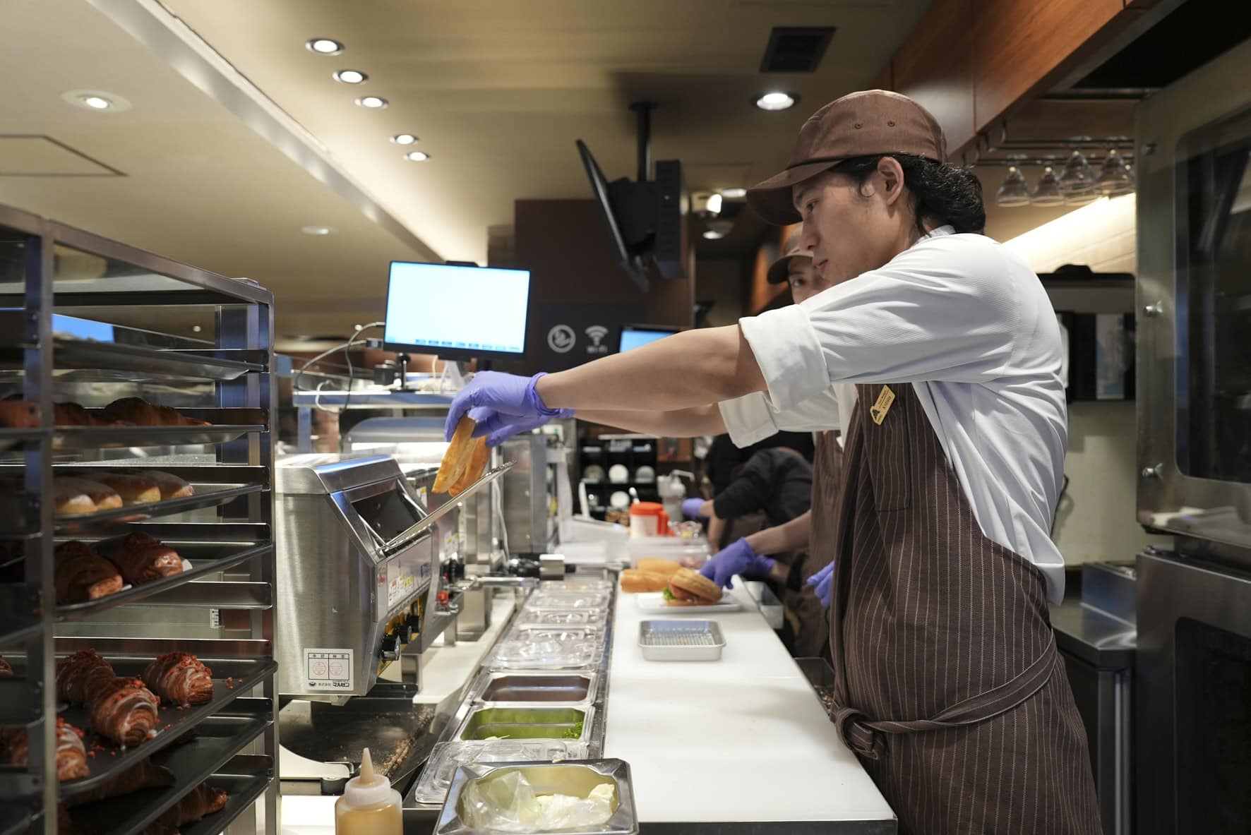 一番の注目は、注文を受けてから目の前で調理・仕上げを行う「ツーオーダー方式」の導入