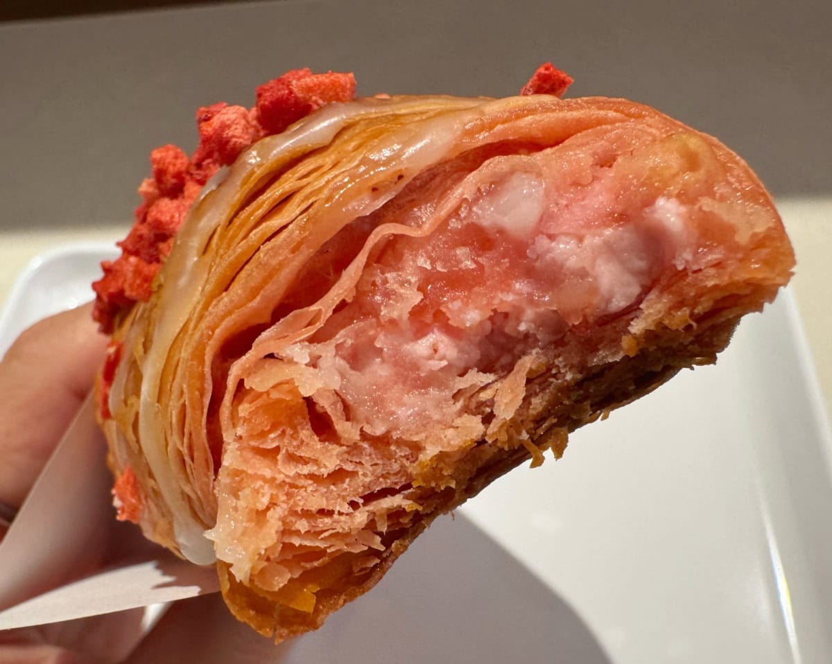 いちご顆粒入りのチョコとクリームがイン