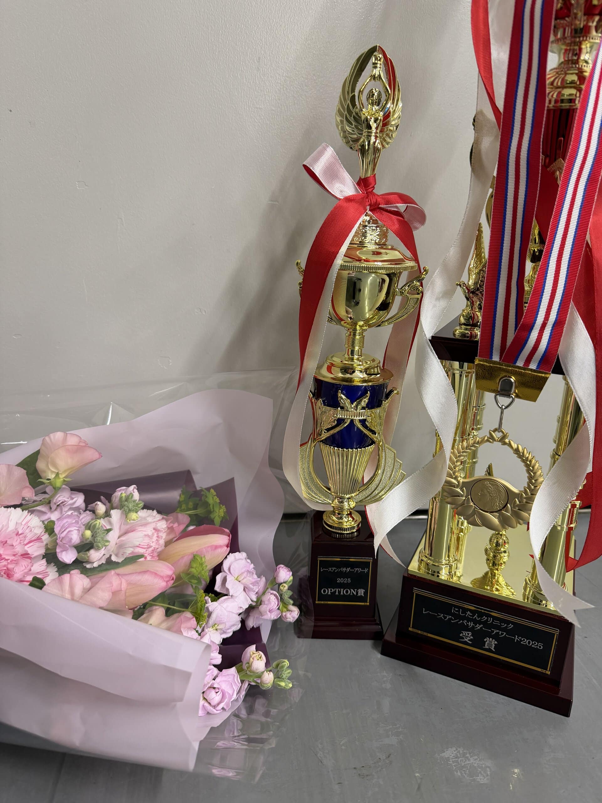 「レースアンバサダーアワード」受賞トロフィー