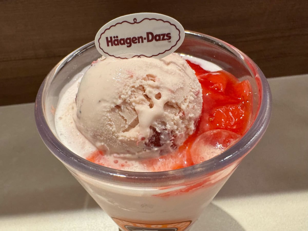 果肉感たっぷりの甘酸っぱいいちごソースが入ったミルキーなスムージーにハーゲンダッツ ストロベリーアイスクリームをトッピング