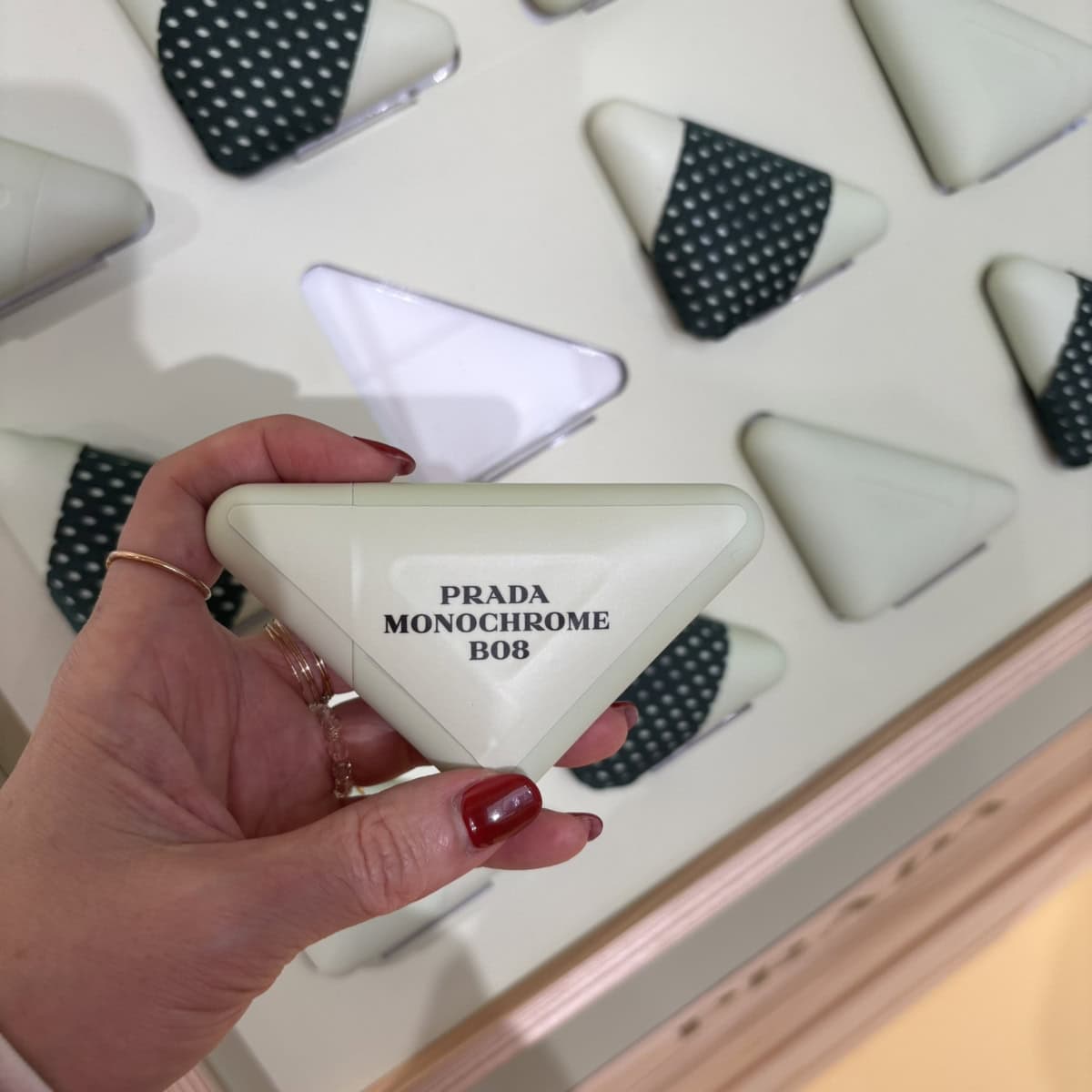 プラダのイベント会場でラッキードローゲームに挑戦して手に入れたい、洗練されたデザインのアイテム