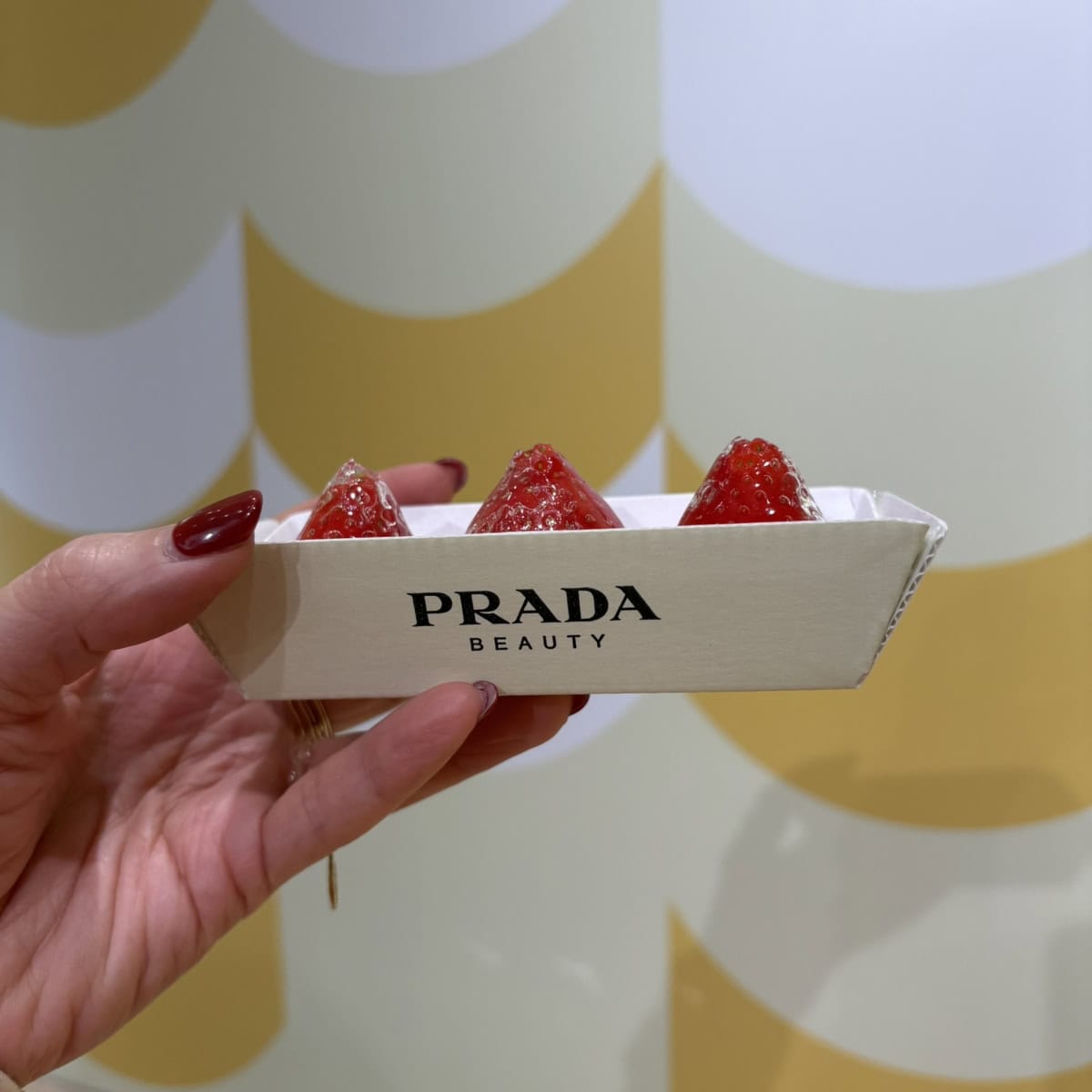 プラダビューティーマーケットでは、ポップアップストアのオープンを記念したフルーツスタンド（3月27日～29日、４月３日～５日）も登場。対象製品を購入するともらえる、フルーツスタンドでキャンディフルーツのプレゼント