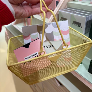 表参道で開催中のプラダ ビューティ期間限定イベント。マーケットをテーマにした店内でショッピングを楽しむイメージカット