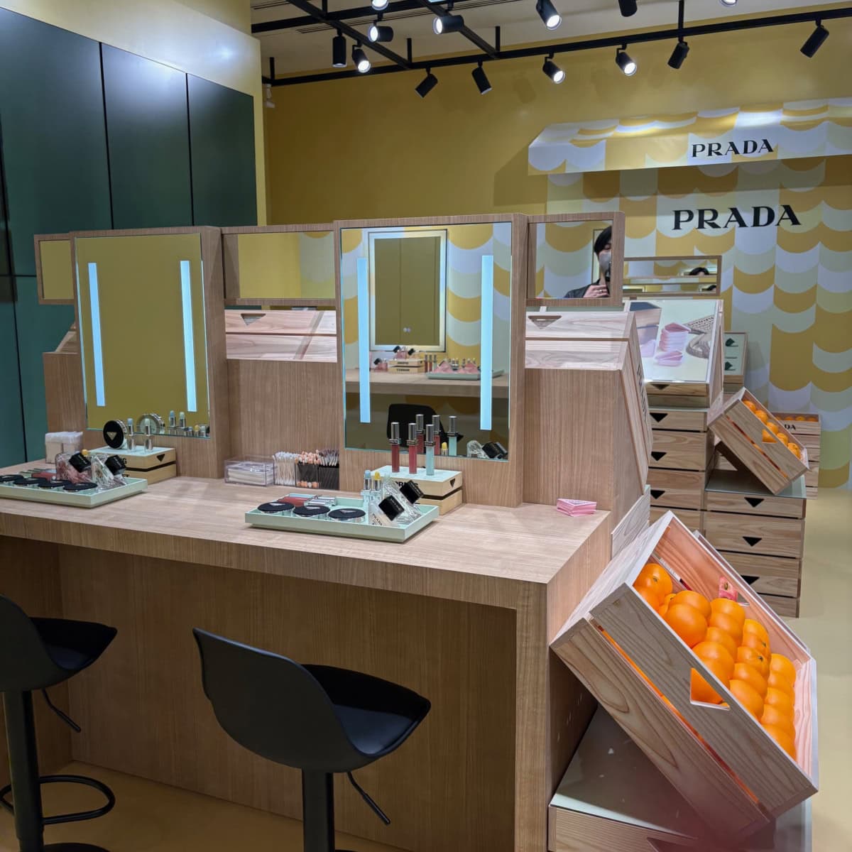 プラダビューティーマーケット会場内。コンプリートで限定ステッカーがもらえるスタンプラリーも開催。