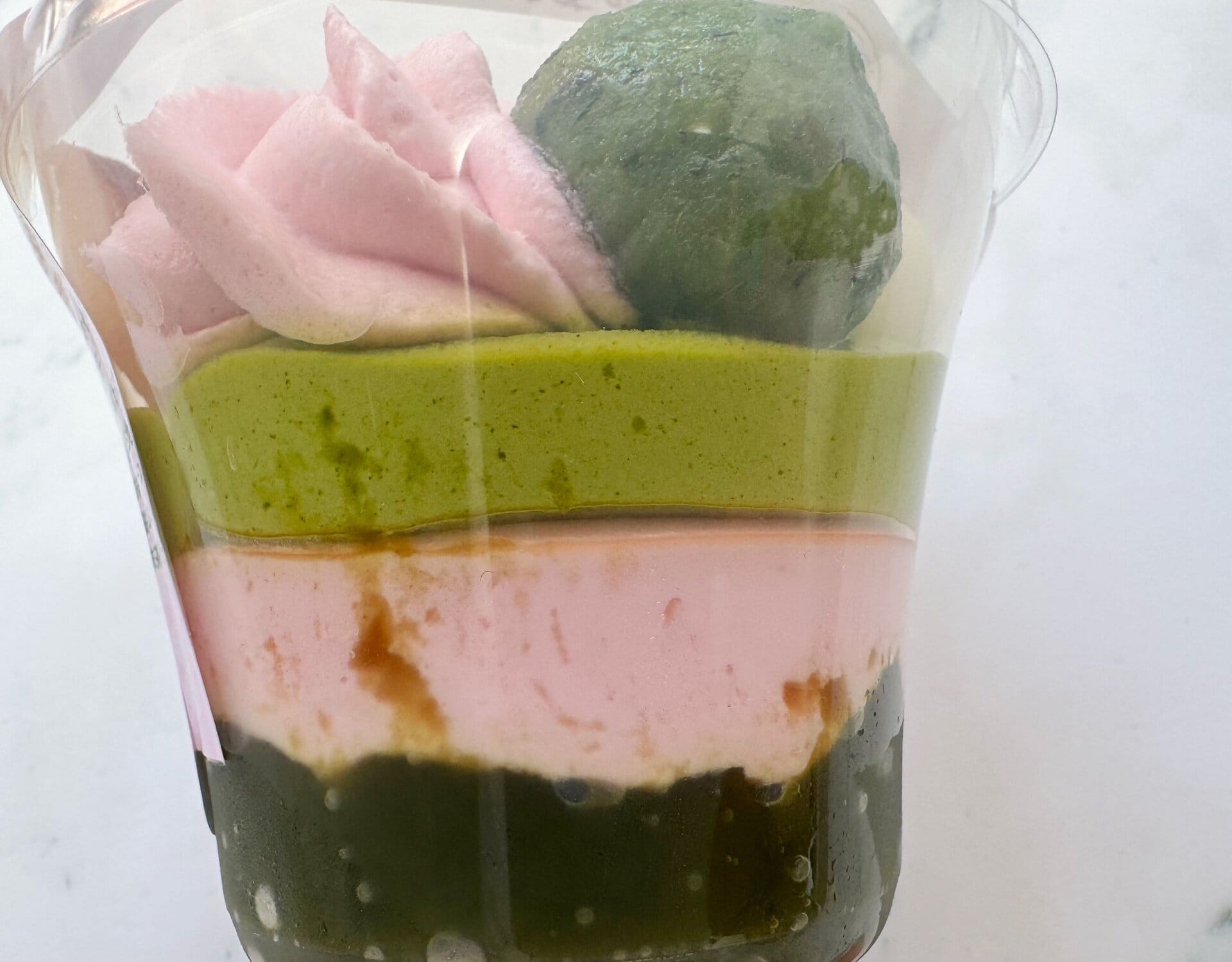 抹茶ゼリー・桜ムースと抹茶ムースの上に、桜あんホイップが重なった贅沢さ