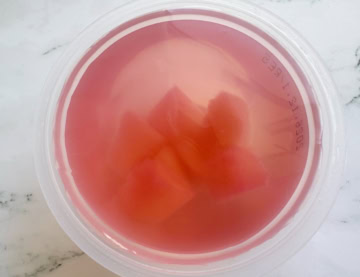 ぷるんとした透明感あふれるゼリーの中には、大きめの桃がゴロゴロと入っています