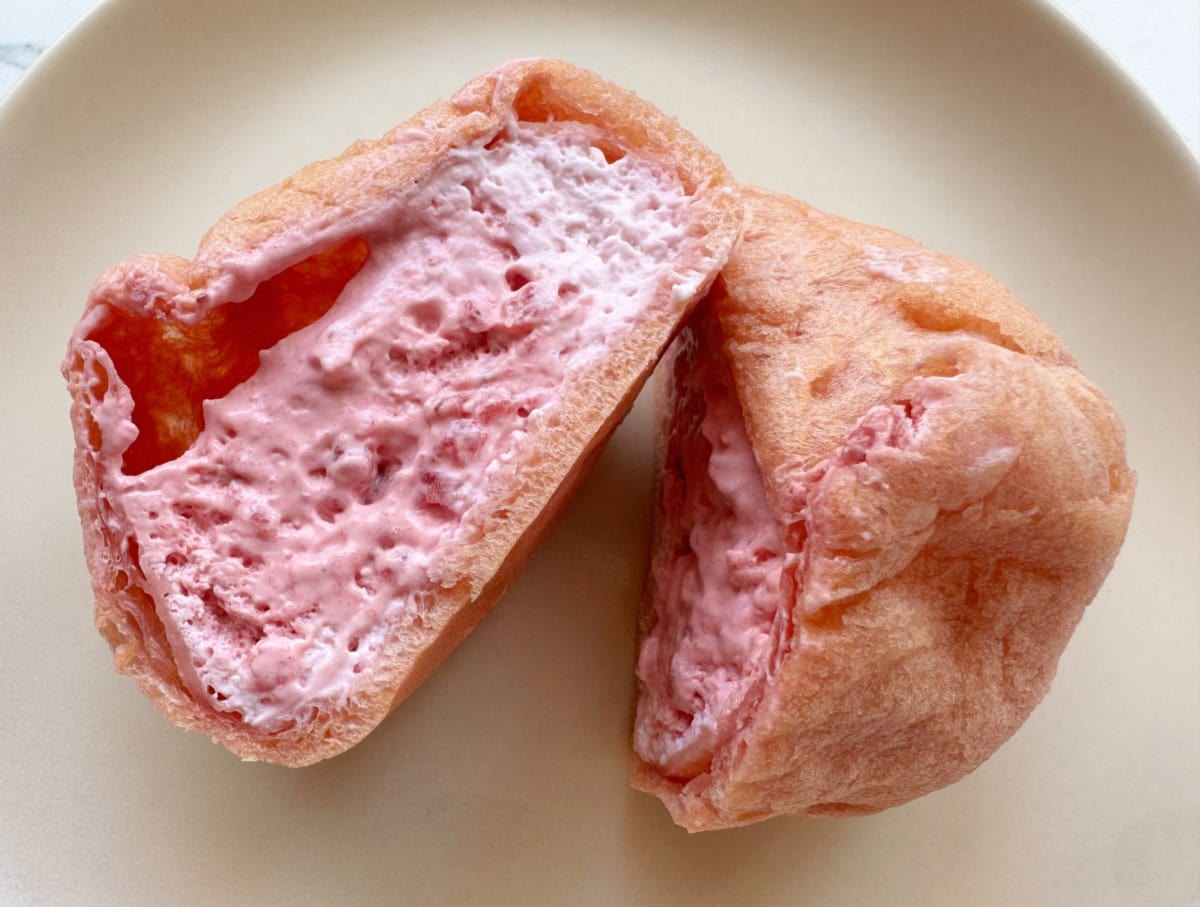 ふんわりもちっとした食感のシュー生地の中には、トロトロのいちご&さくらのWのクリームがイン!