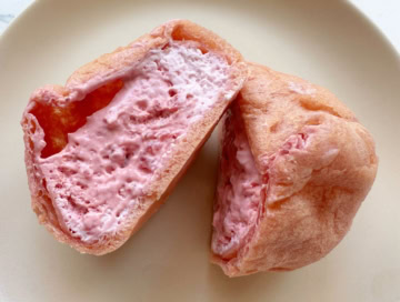 ふんわりもちっとした食感のシュー生地の中には、トロトロのいちご＆さくらのWのクリームがイン！