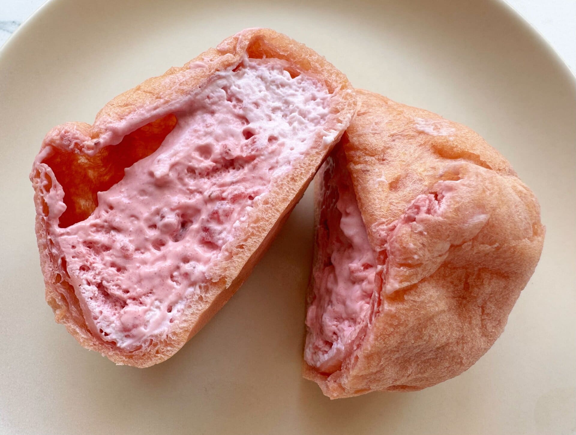 ふんわりもちっとした食感のシュー生地の中には、トロトロのいちご＆さくらのWのクリームがイン！