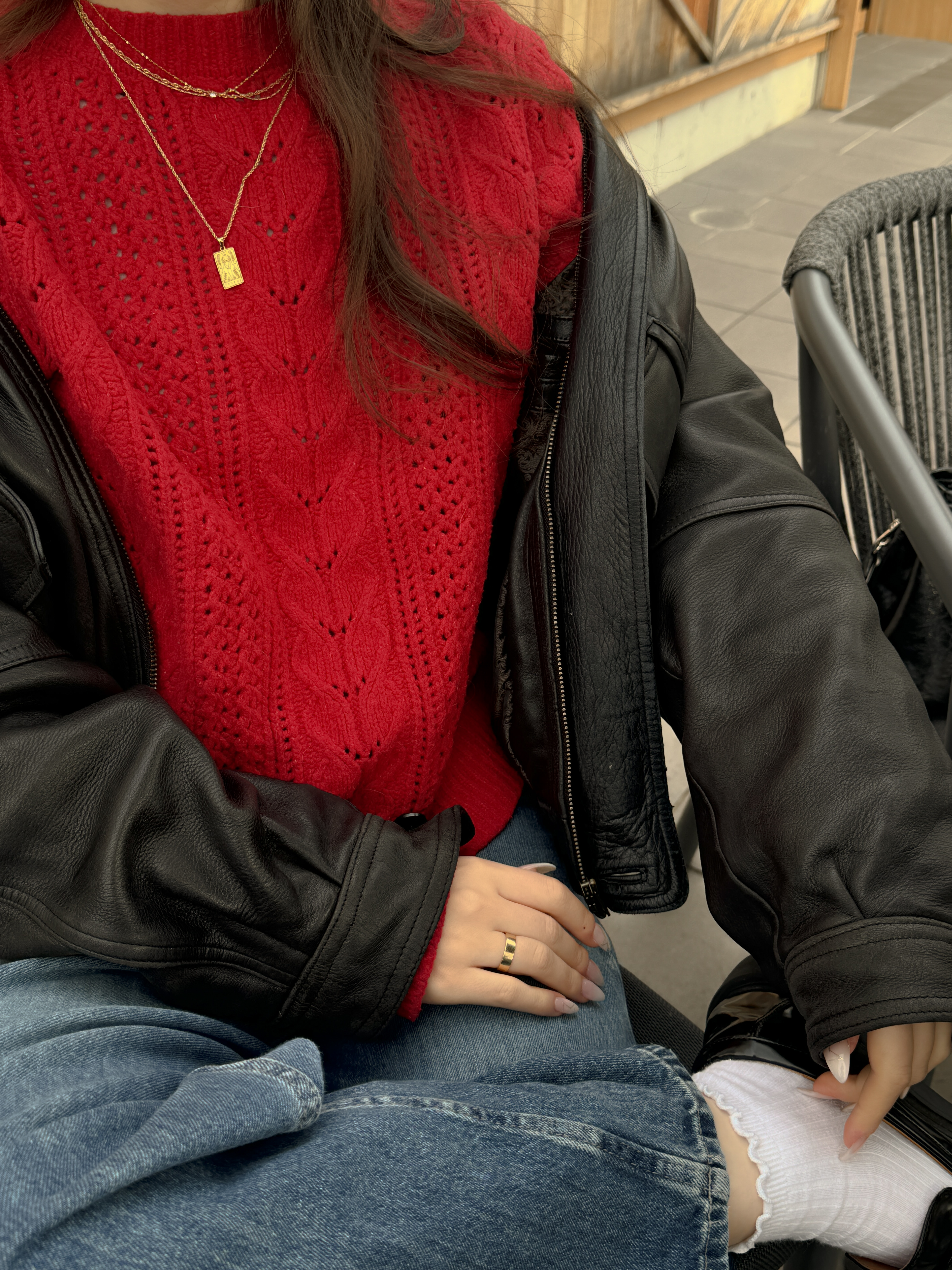 シンプルカジュアルコーデ「赤ニット」