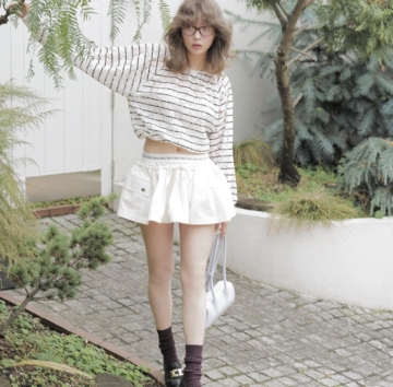 定番「ボーダートップス」はショート丈で腹チラ♡ 大人の肌見せ春コーデ