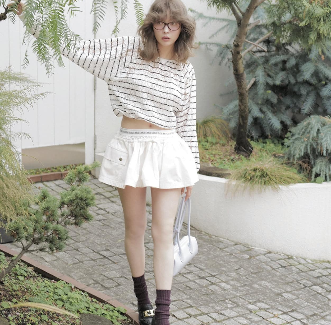 定番「ボーダートップス」はショート丈で腹チラ♡ 大人の肌見せ春コーデ