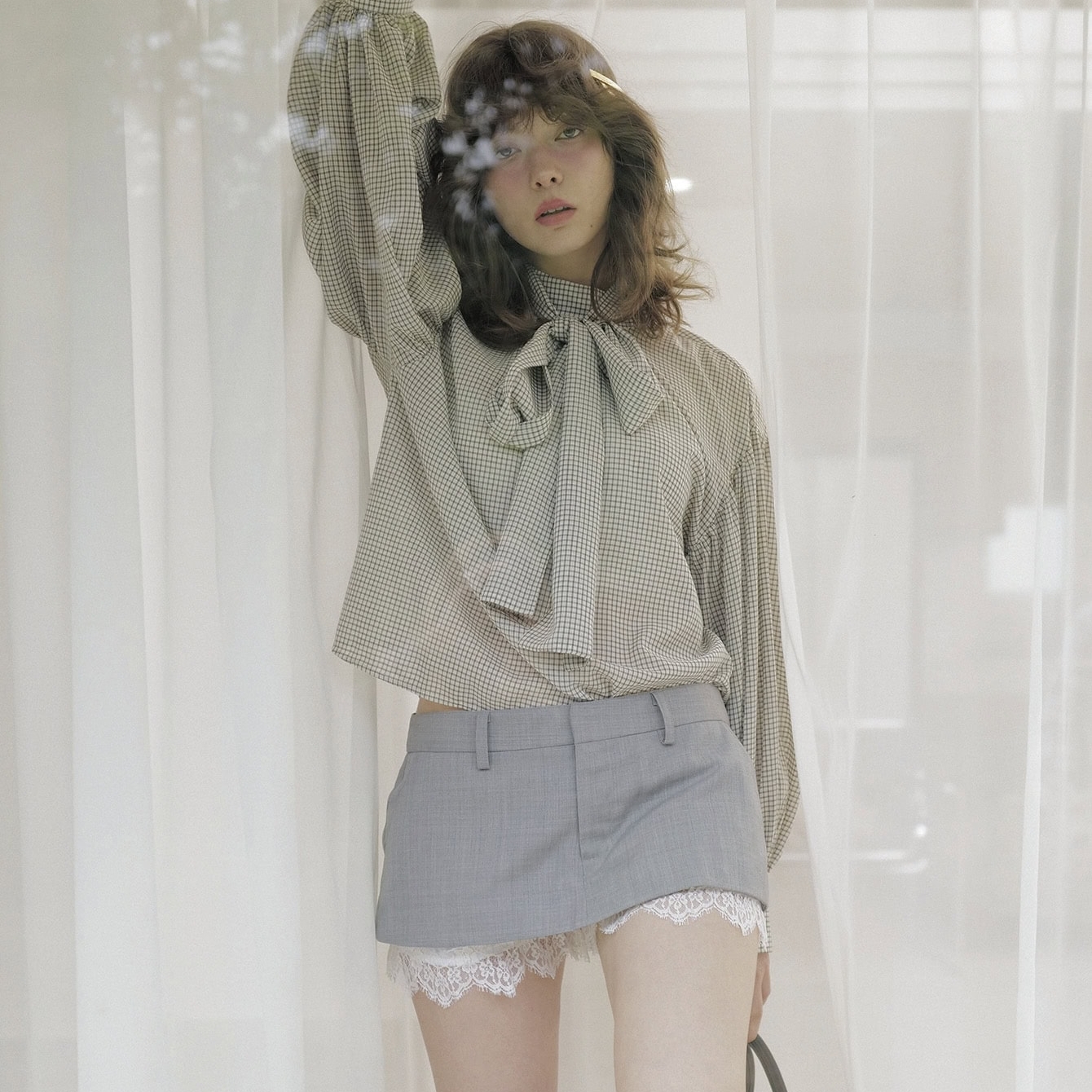 脱・子どもっぽ！ギンガムチェックは「ミニ丈」で好バランス。ヘルシーな大人の春スタイル