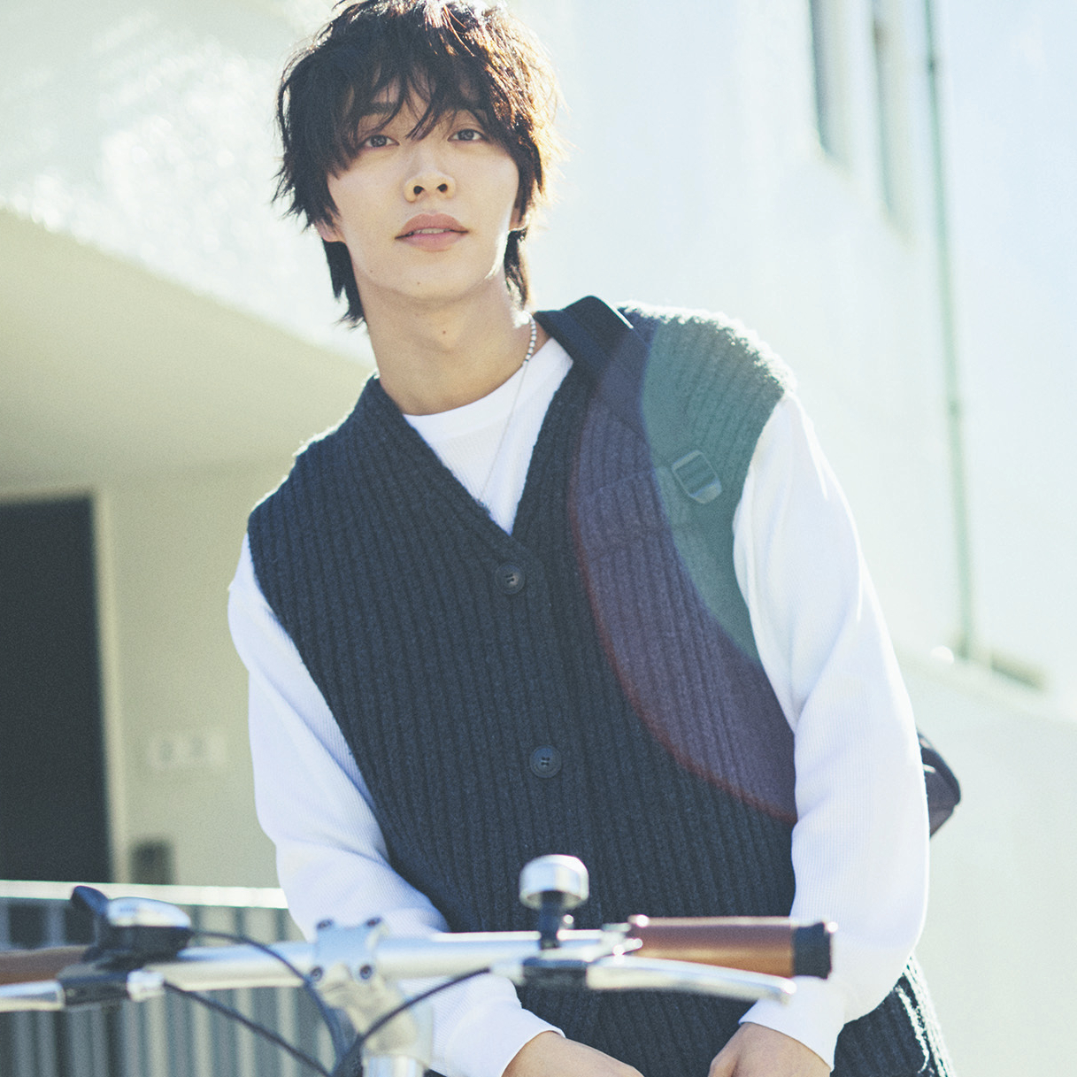 IMP. 松井 奏が纏う“春ニットと香り”｜ドキっとする視線に釘付け♡ 本人からのメッセージも