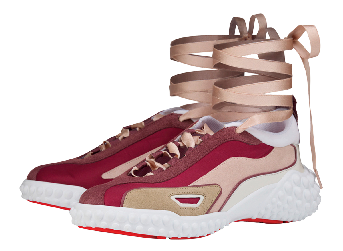 クリスチャン ルブタンのリボンスニーカー。