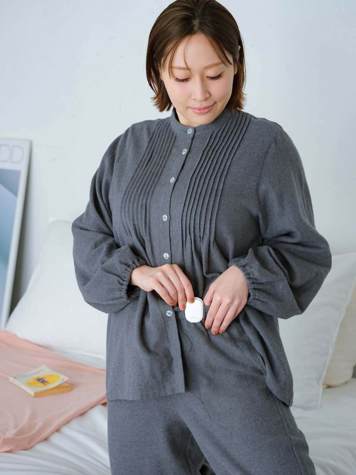 パナソニックの体調管理サービス「RizMo(リズモ)」をパジャマのウエスト部分に装着する丸山礼さん