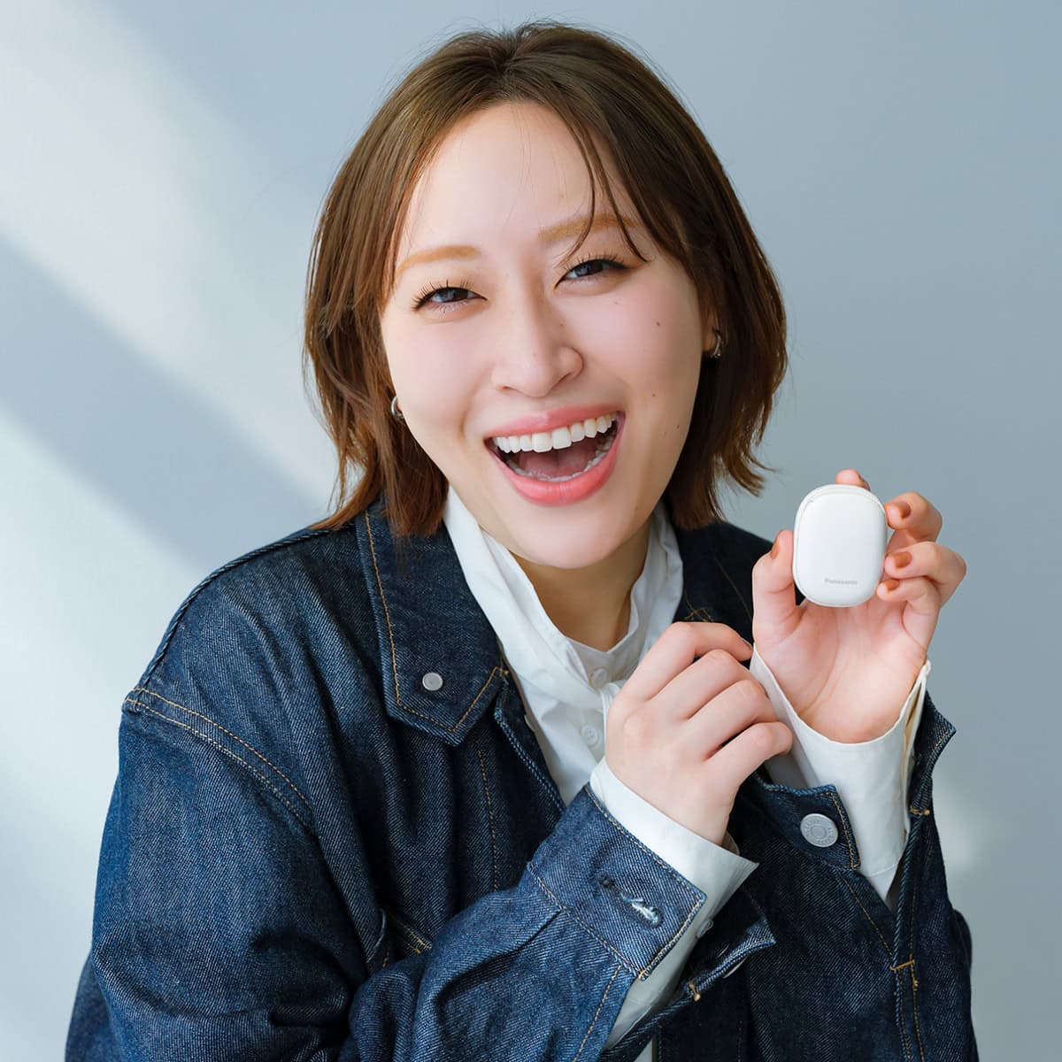 パナソニックの体調管理サービス「RizMo(リズモ)」を手にもって笑顔の丸山礼さん