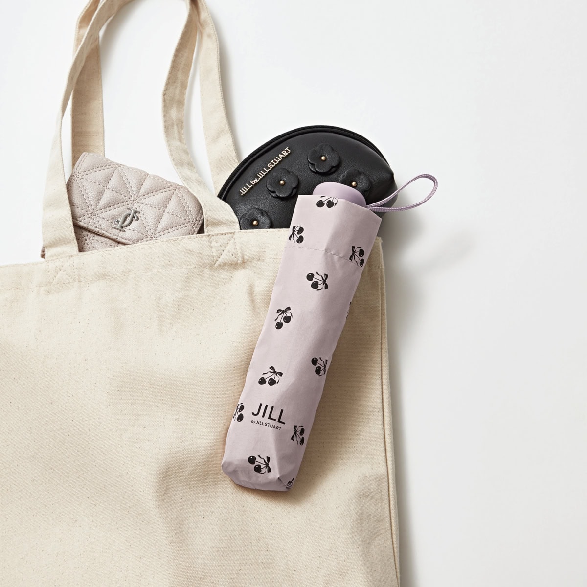 スウィート2026年5月号増刊号付録の、ジル バイ ジルスチュアート晴雨兼用折りたたみ傘。いつものカバンに忍ばせれば、気分もあがる。