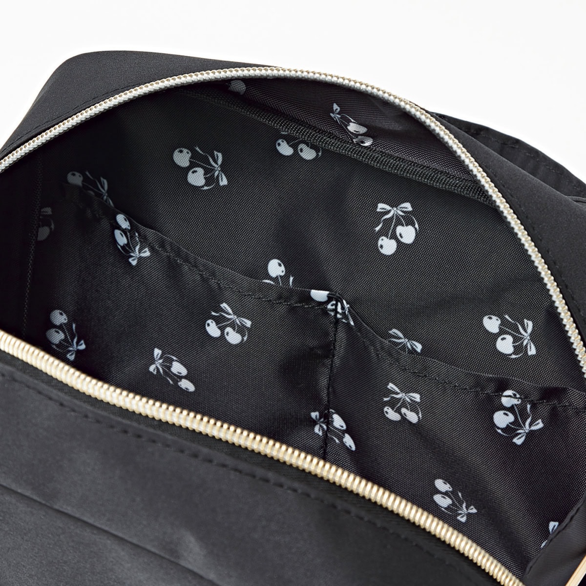 スウィート2026年5月号付録、ジル バイ ジルスチュアートのビッグリボンバッグの内側。アイシーなカラーのチェリー柄で、開ける度大人女子の心をくすぐる。