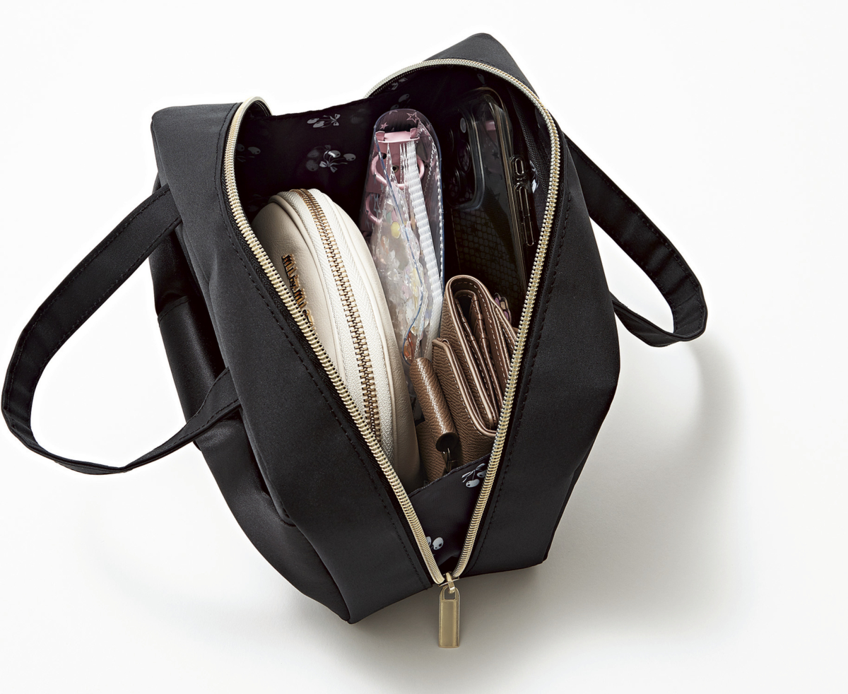 Sweet2026年5月号の付録、ジル バイ ジルスチュアートのビッグリボンバッグの収納力。スマホ、財布、メイクポーチやシール帳など必需品がまるっと入る。