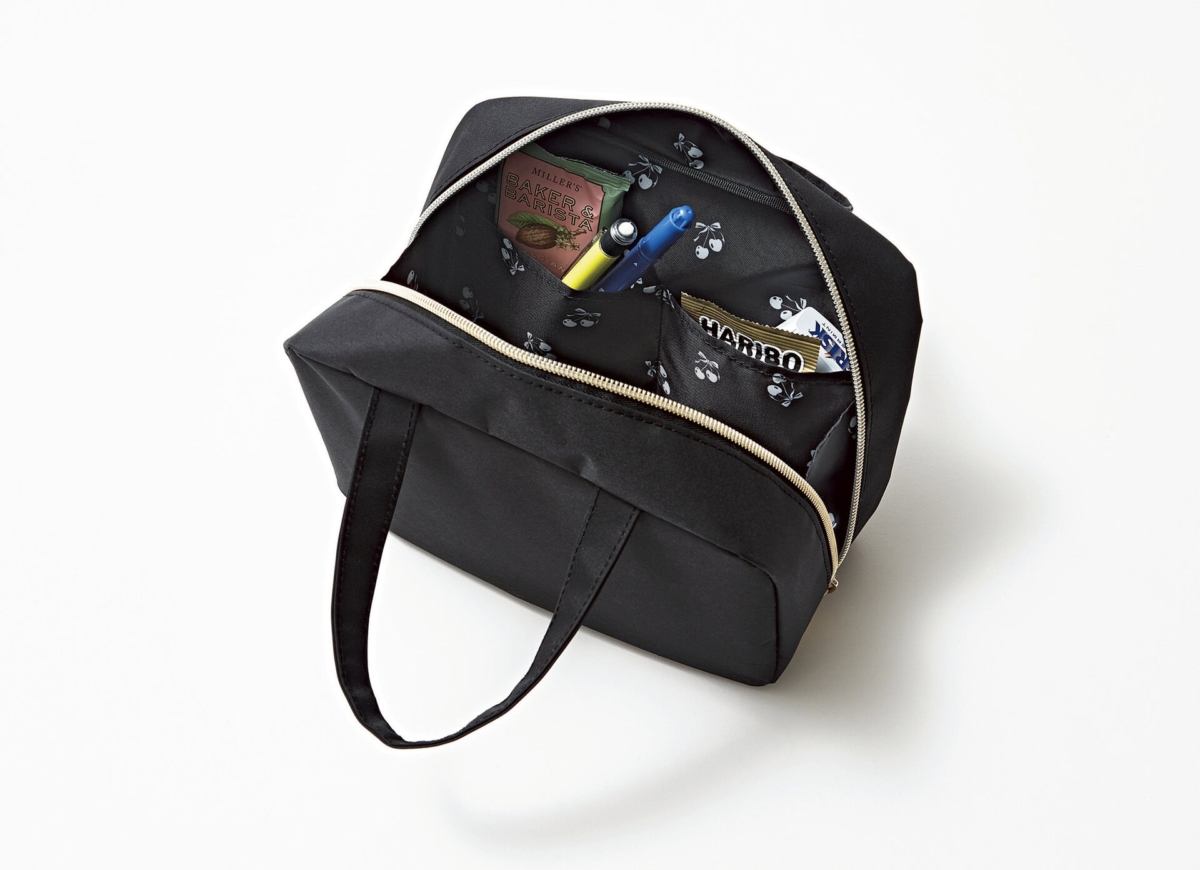 スウィート2026年5月号付録、ジル バイ ジルスチュアートのビッグリボンバッグ。内側には3つのポケット付きで、小物を分けやすい小分けのポケットが2つ。