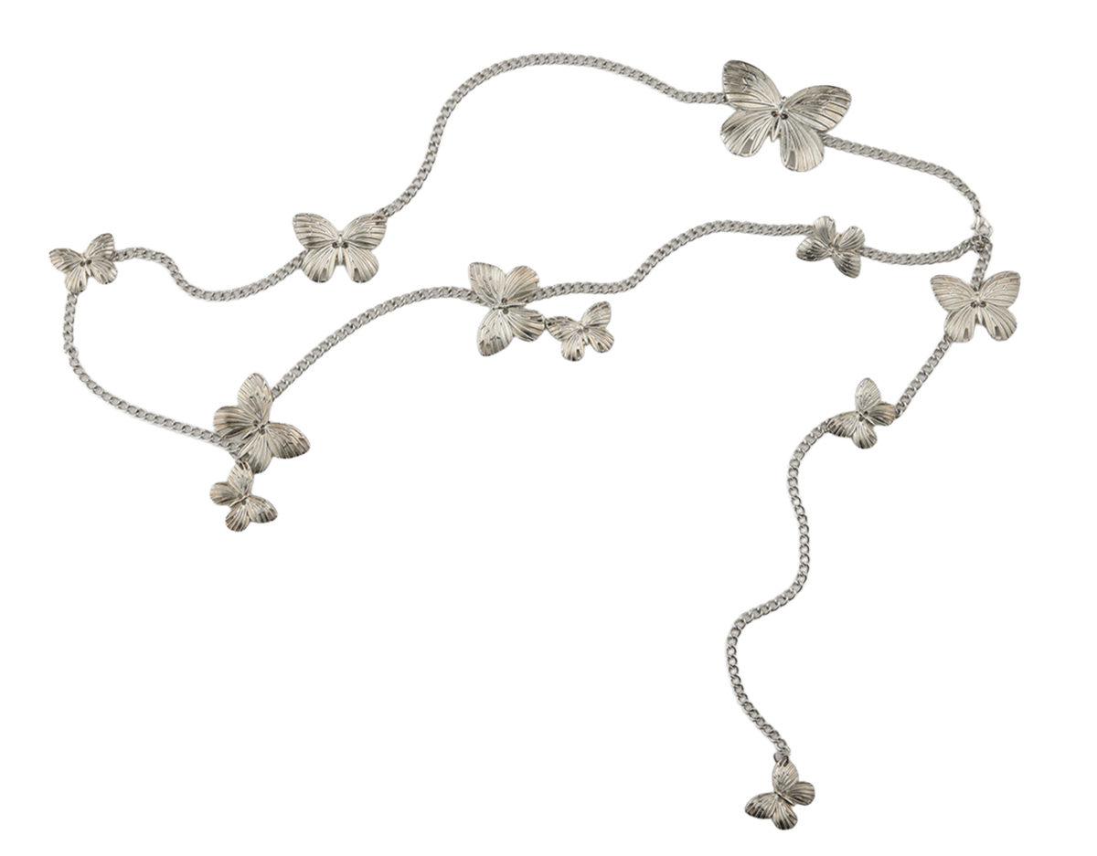 平成ギャルを彷彿とさせるバタフライモチーフのチェーンベルト。