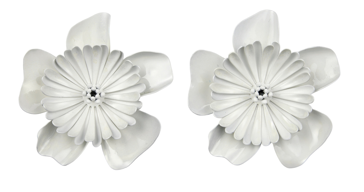 クロエのフラワーモチーフのイヤリング。