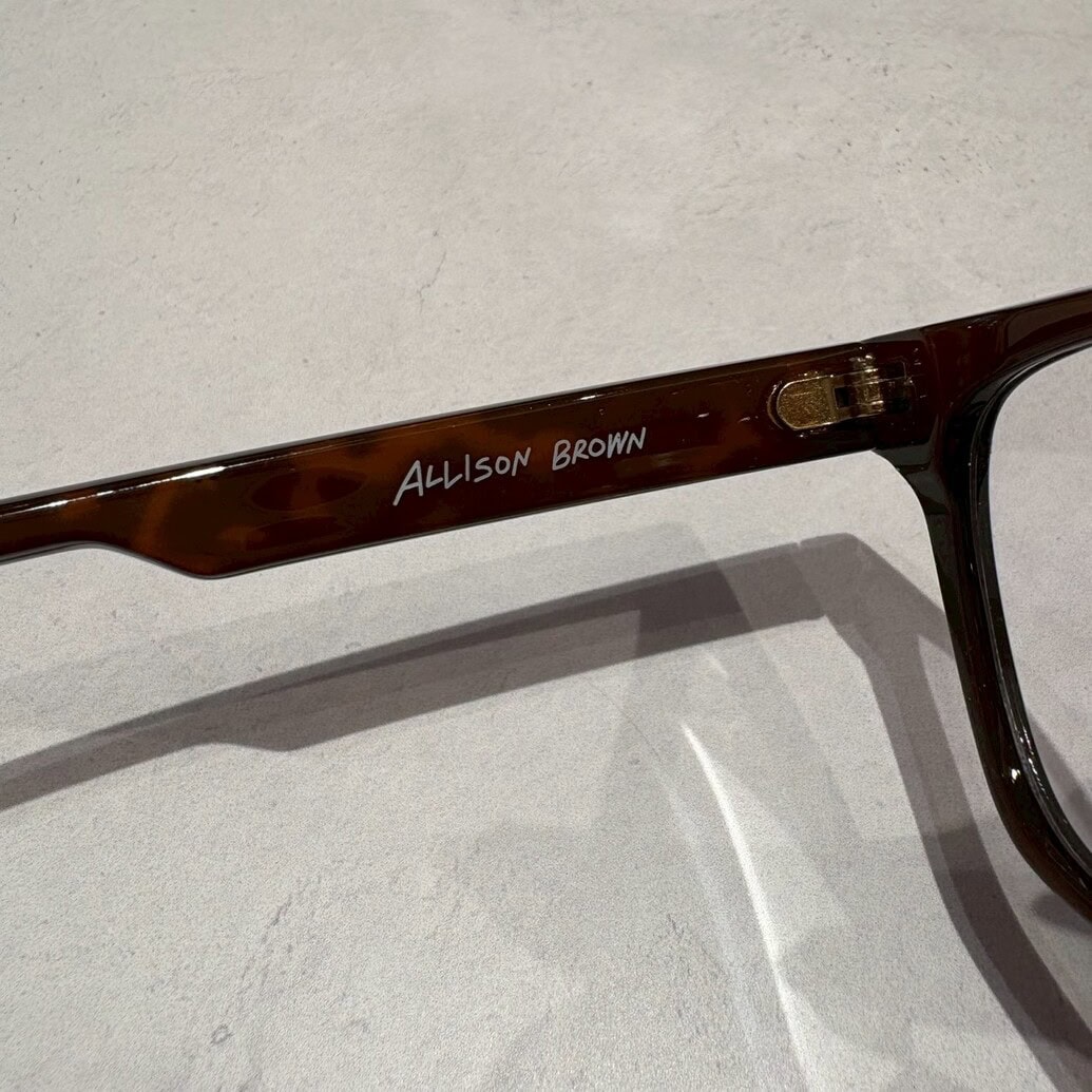アリソンブラウン　調光サングラス