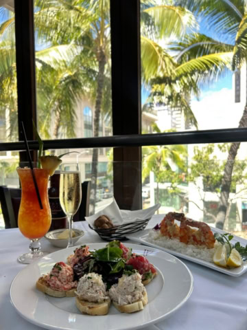 ジャンボガーリックシュリンプ($25)とシーフードコンボ（$27）