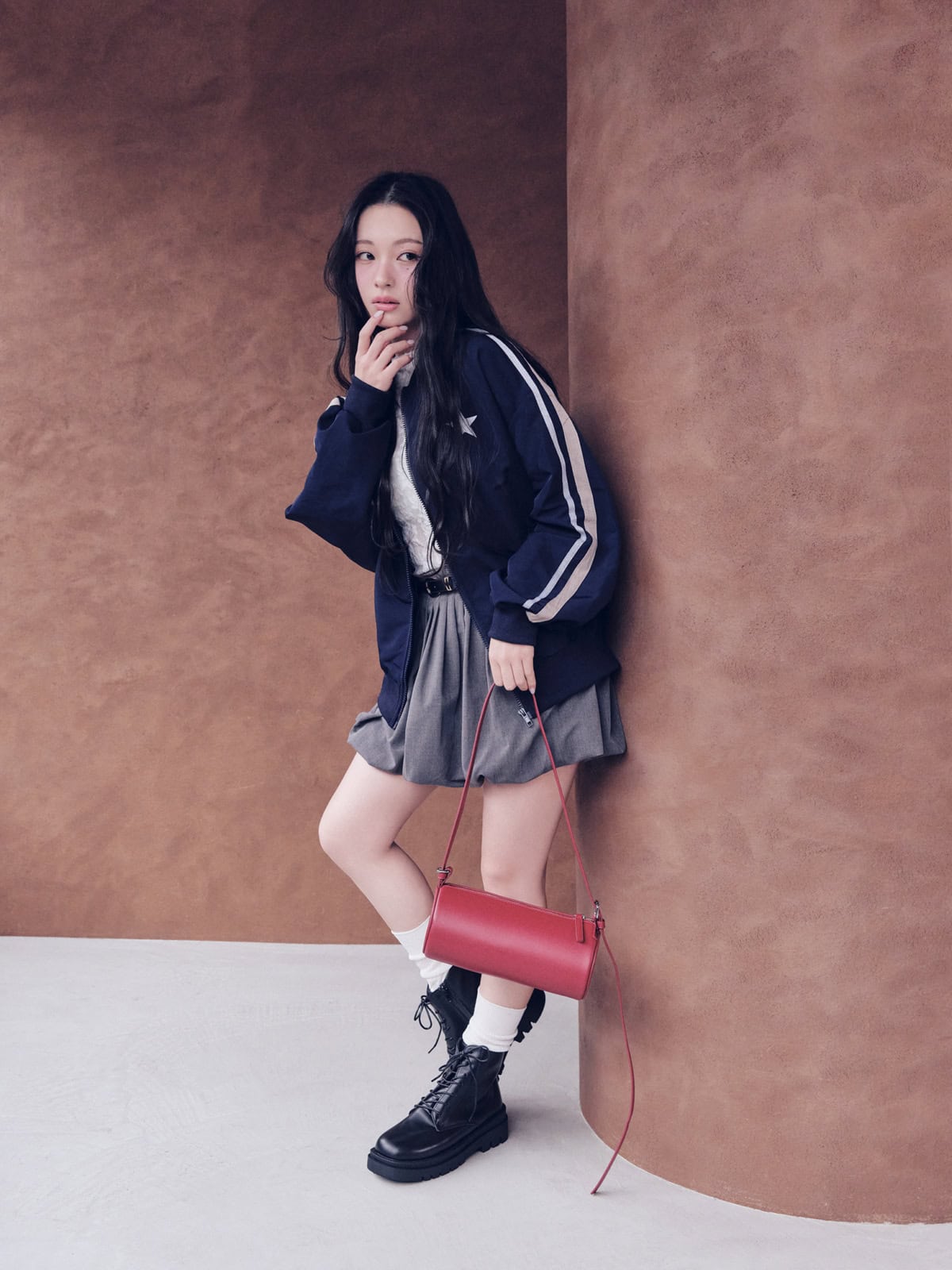 レーストップスにバルーンスカートでつくるスウィート流スポーツミックススタイルのルック。