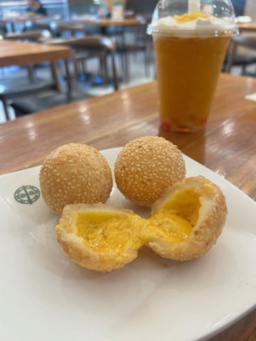 Tim Ho Wan （ティム・ホー・ワン）　カスタードの胡麻団子　中身