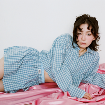 【宮﨑優】ギンガムチェックを大人に装う「最旬モード」。視線を奪うヒロインコーデ