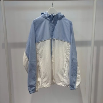 ユニクロ　ポケッタブルUVカットパーカ